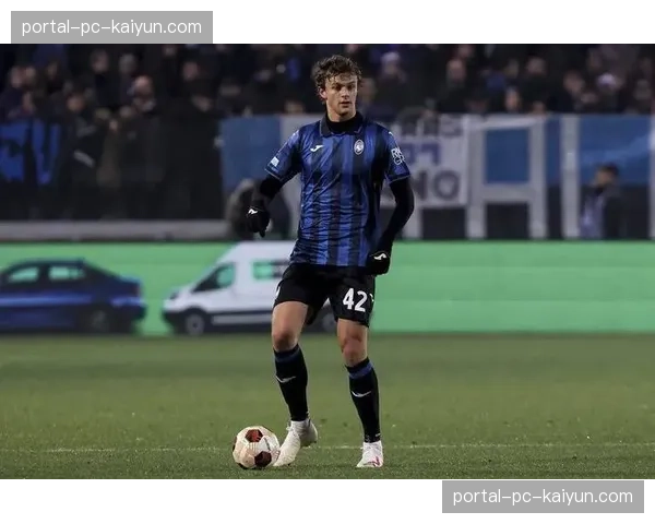 特写：比赛结束半小时后，拜仁队长基米希仍在加练任意球